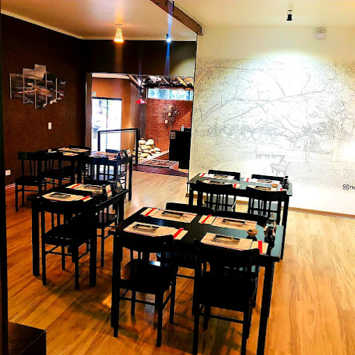 Ambiente interno do Noiê Sushi com mural artístico na parede